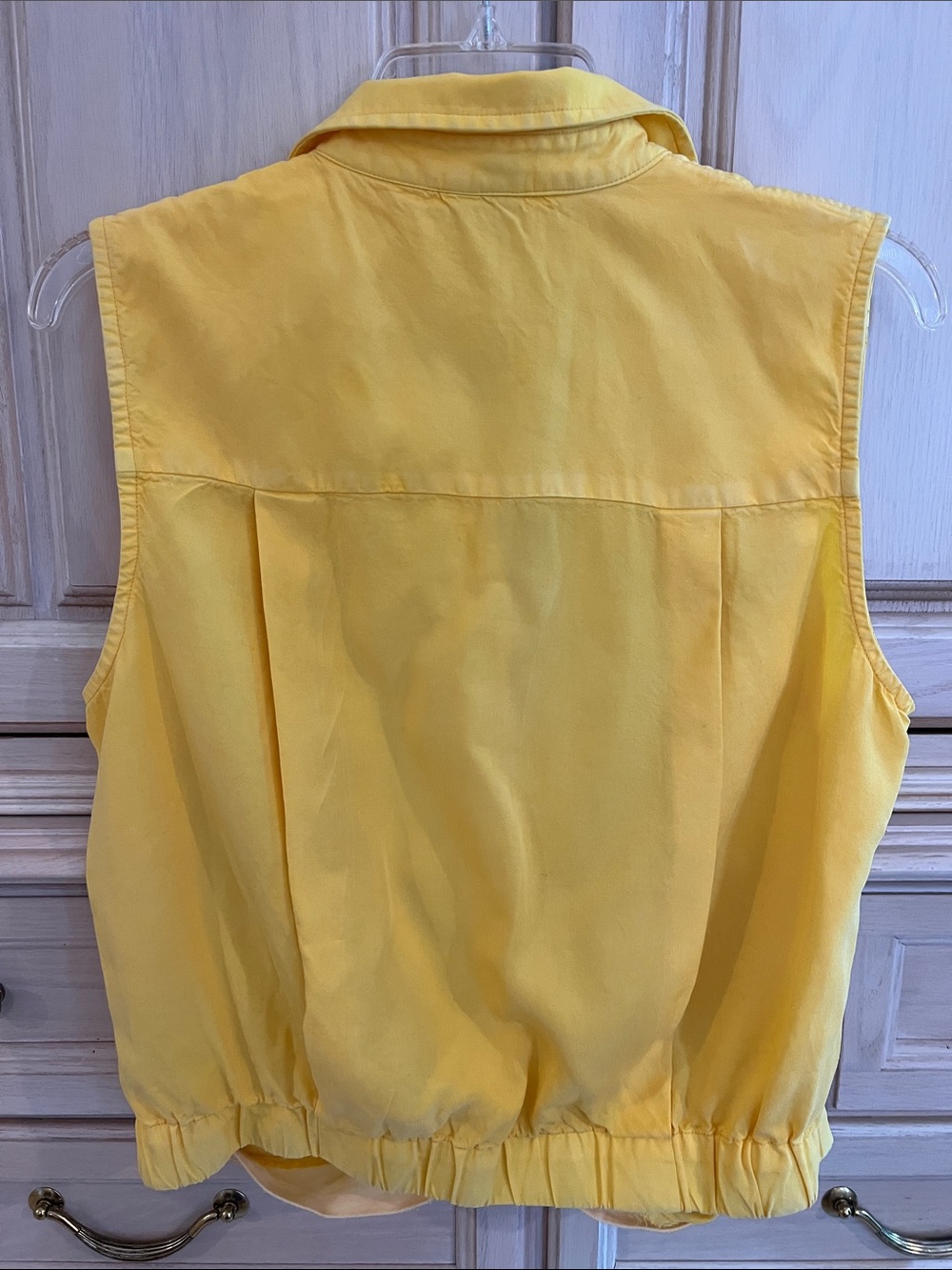 Kut from the Kloth Yellow Sleeveless Twist-Hem Button Front Blouse - Picture 3 of 4
